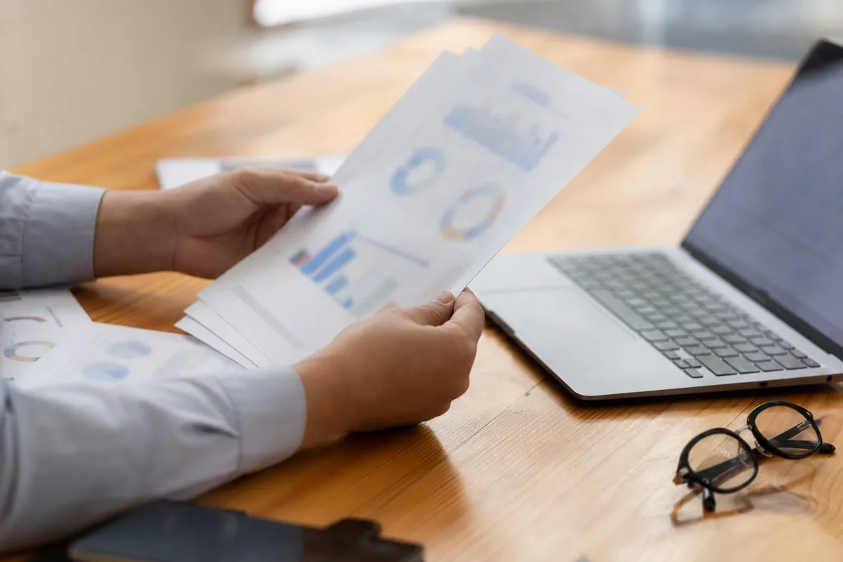 Lecture de documents lors d&rsquo;un audit du profil de liens d&rsquo;une entreprise