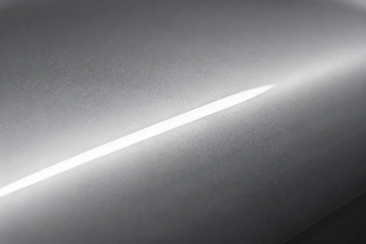 Reflet de lumière sur la tôle laquée gris métallisé d&rsquo;une carrosserie